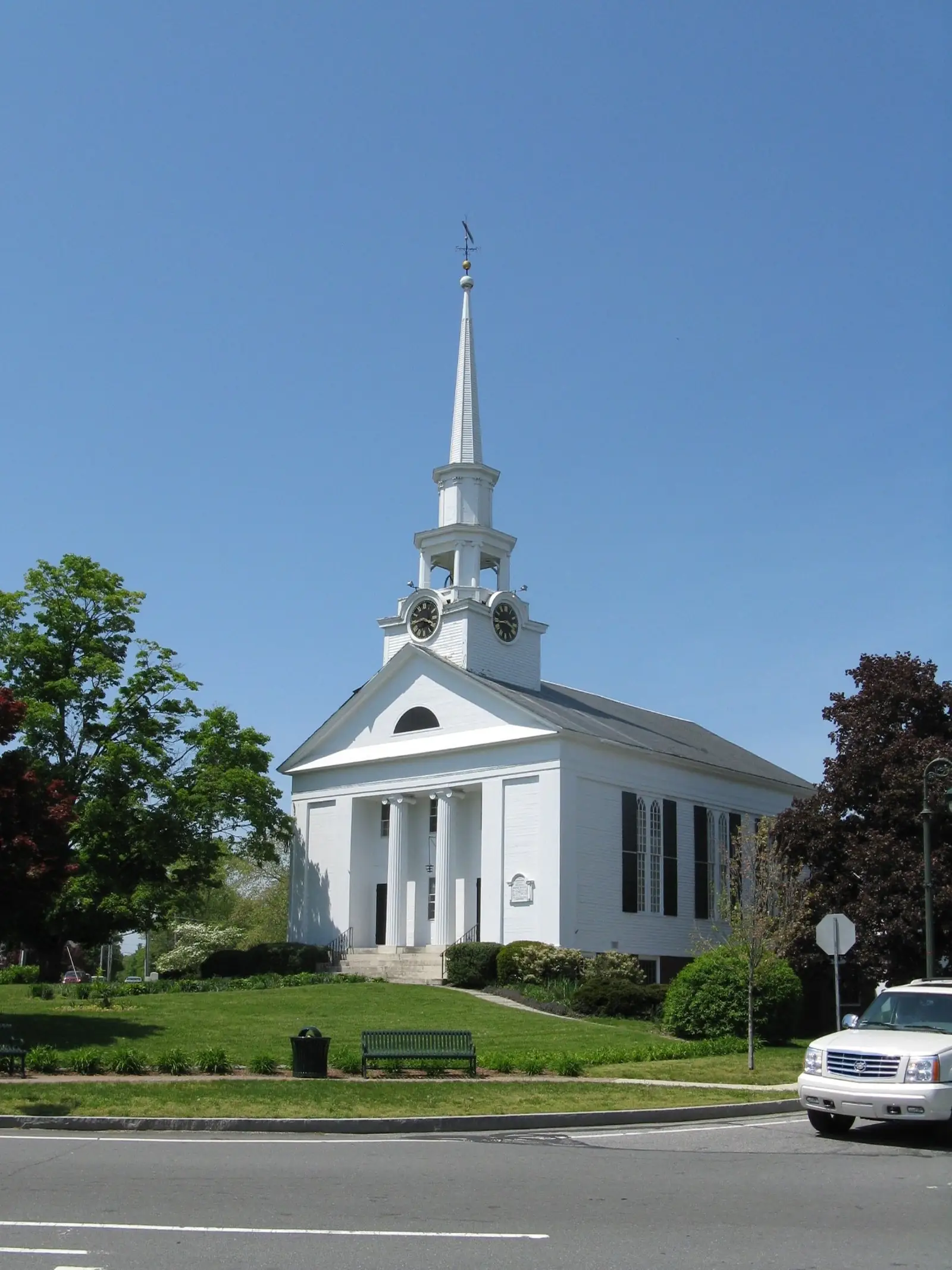 The white First Parish Unitarian Universalist Church in the center of Chelmsford, Massachusetts